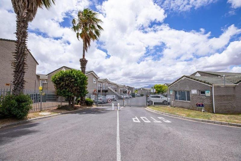 2 Bedroom Property for Sale in Oakglen Western Cape